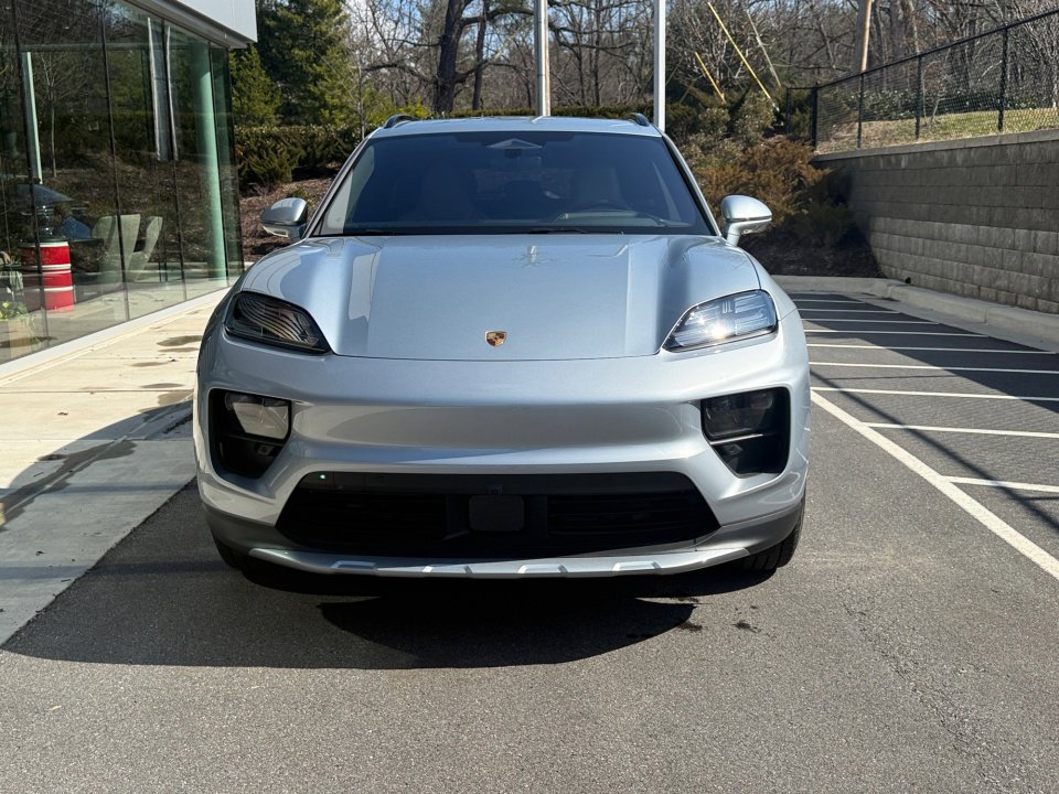 Certified 2025 Porsche Macan Electric image 10