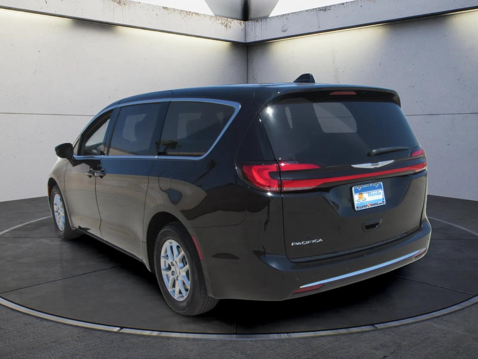 Used 2025 Chrysler Pacifica Select FWD image 6