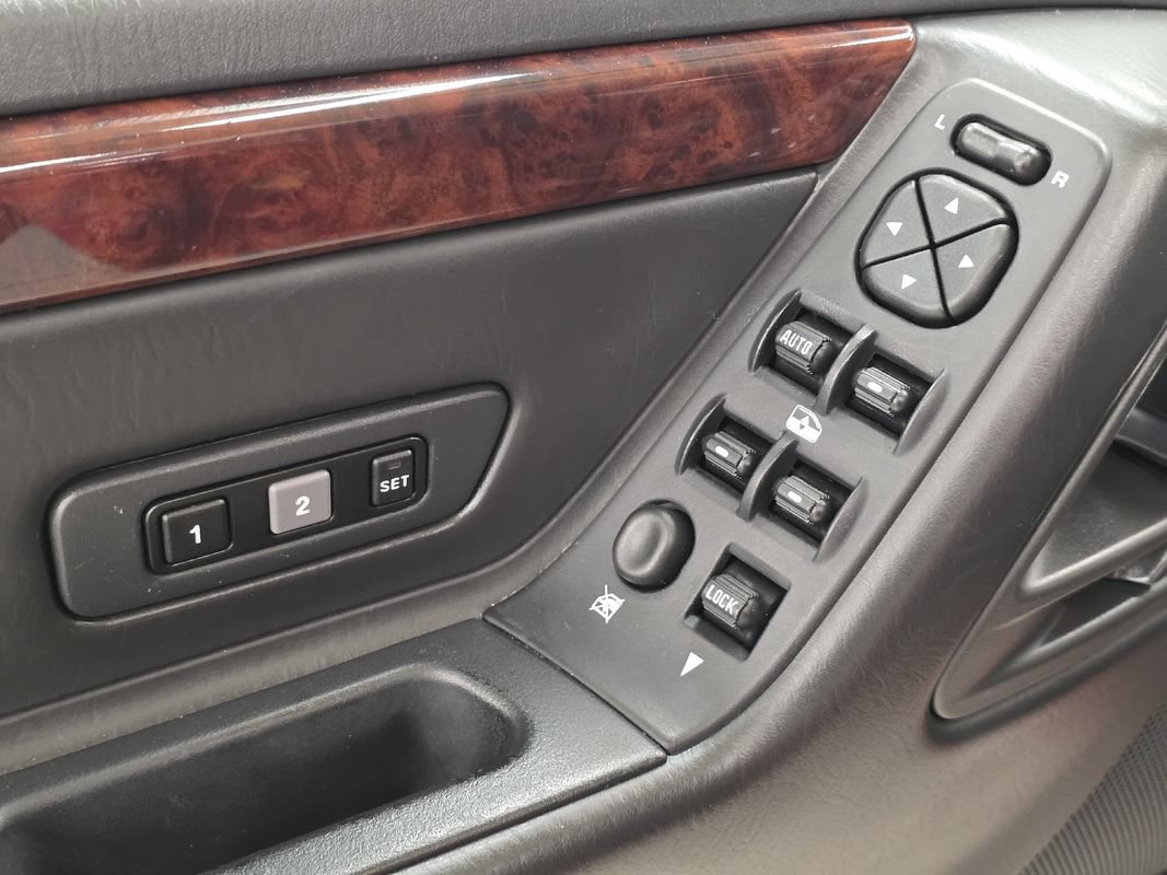 Used 2004 Jeep Grand Cherokee Limited w/ Cold Weather Group AWD/4WD image 24
