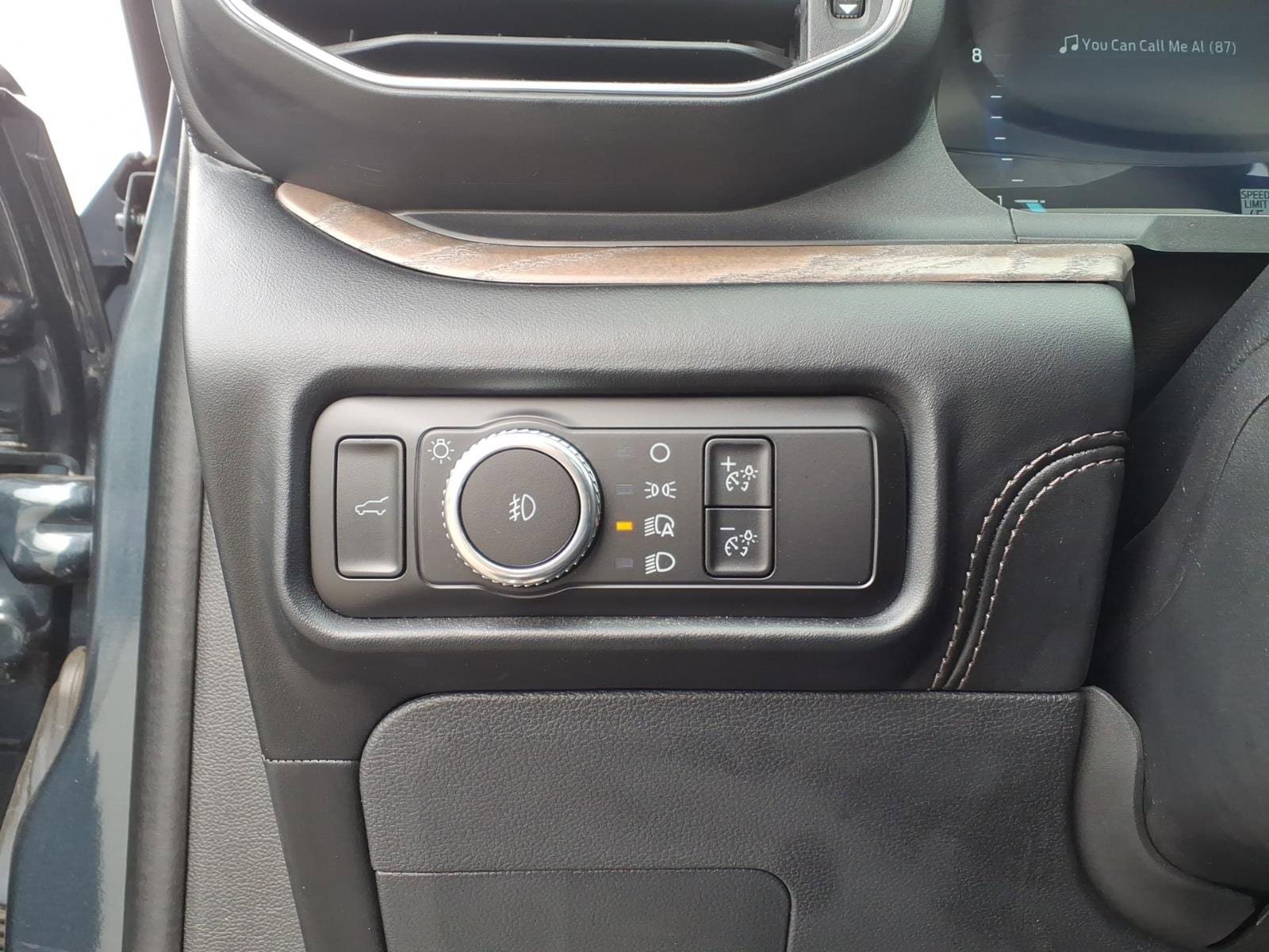 Used 2023 Ford Explorer Platinum w/ Equipment Group 601A AWD/4WD image 18