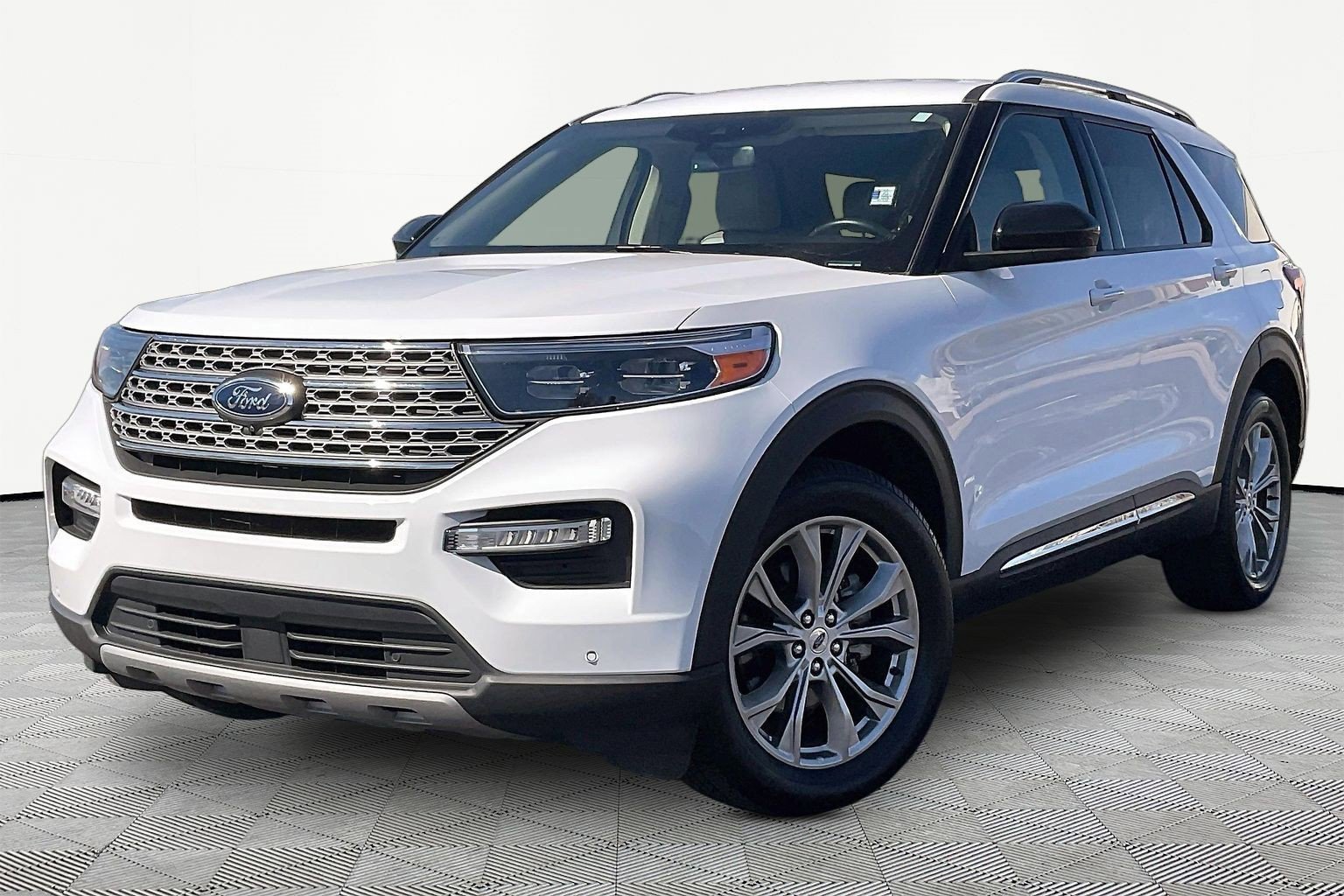 Used 2023 Ford Explorer Limited image 2