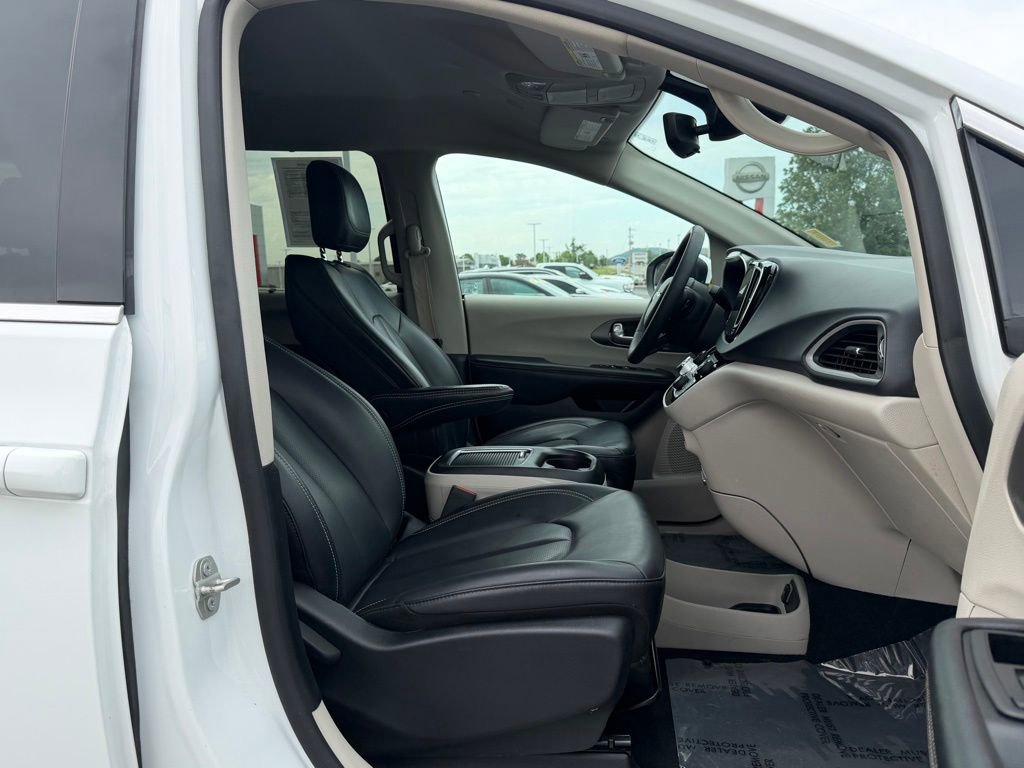 Used 2023 Chrysler Pacifica Touring-L FWD image 21