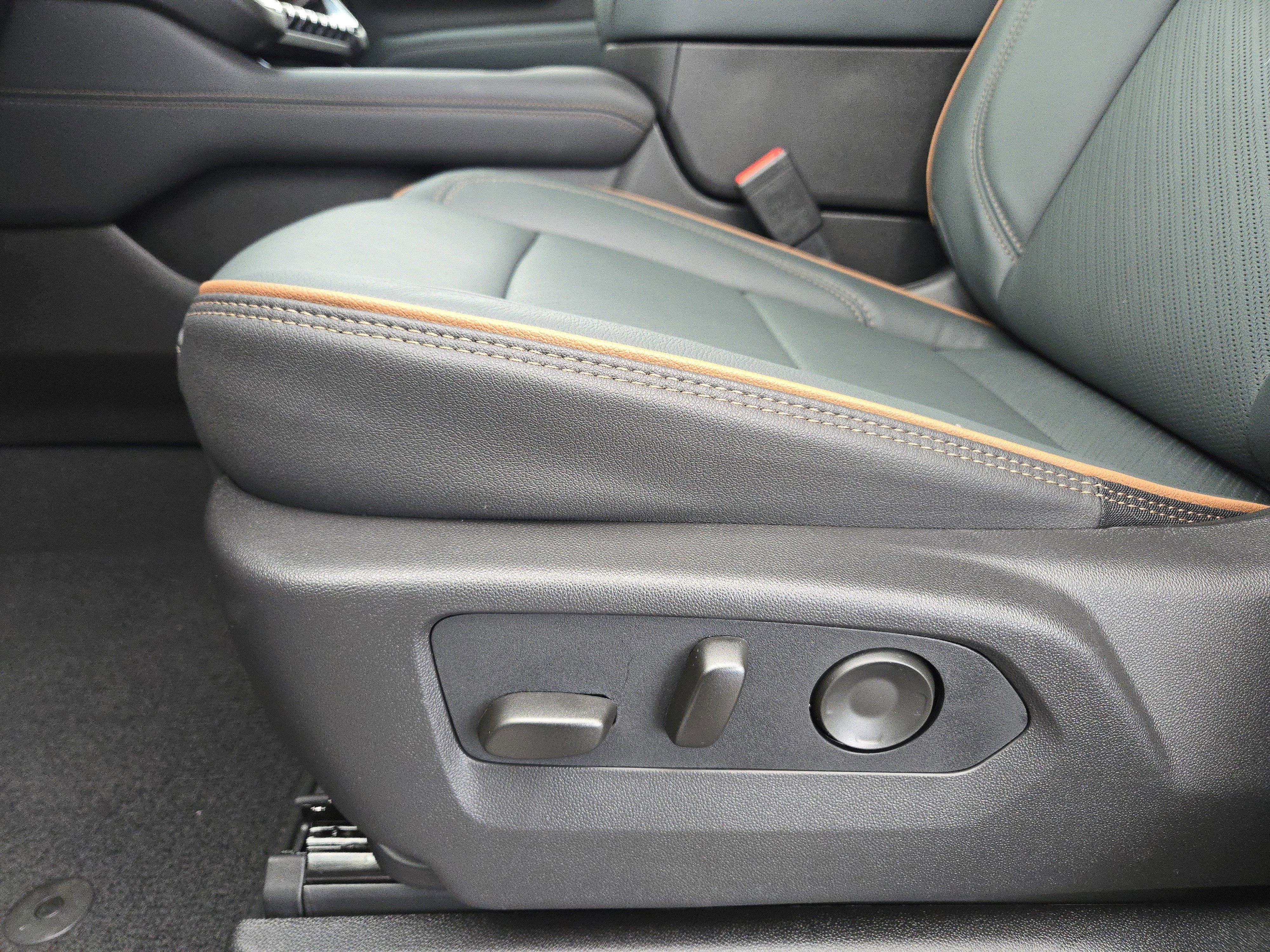 New 2026 GMC Yukon AT4 w/ AT4 Premium Package image 19