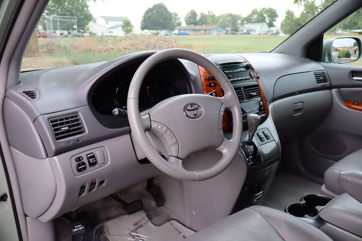 Used 2009 Toyota Sienna XLE FWD image 15