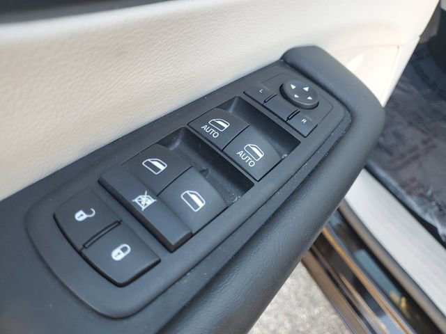 Used 2024 Chrysler Pacifica Touring-L image 20