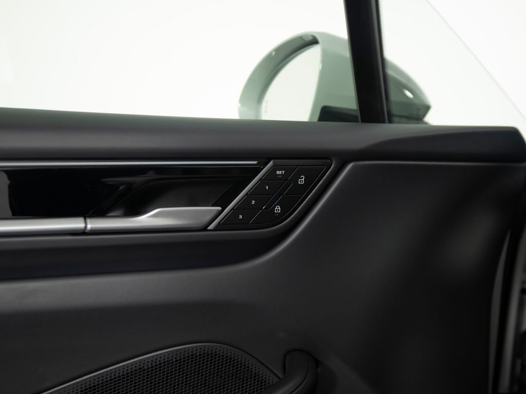 New 2026 Porsche Macan 4 Electric image 19