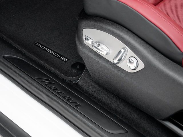 Certified 2025 Porsche Macan AWD/4WD image 12