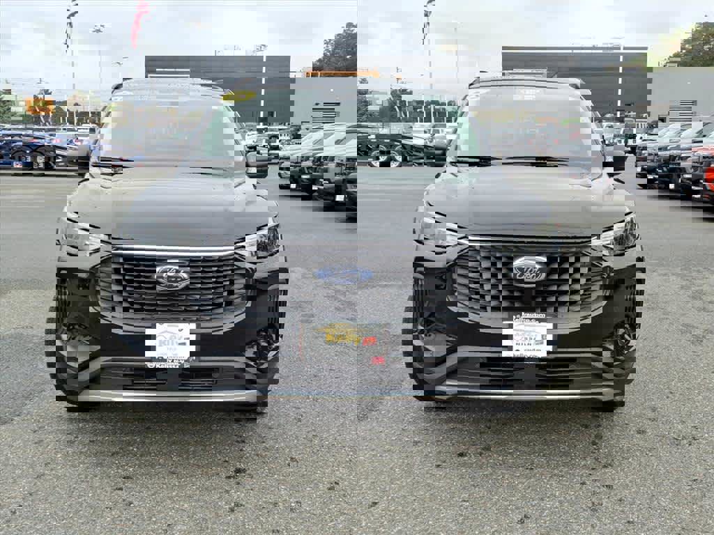 Used 2025 Ford Escape Active w/ Active Premium Tech Pack image 2