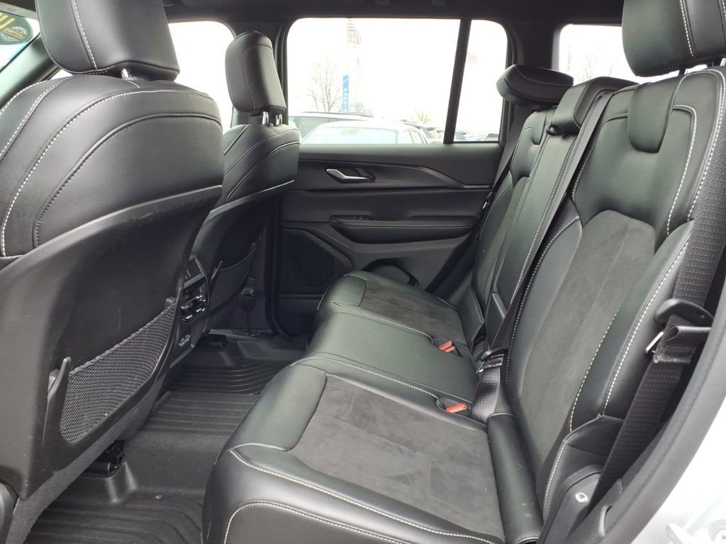 Used 2024 Jeep Grand Cherokee Altitude image 13