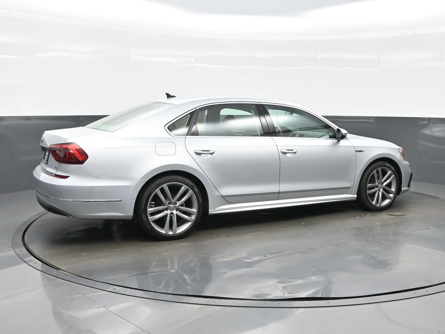 Used 2017 Volkswagen Passat 1.8T R-Line FWD image 6