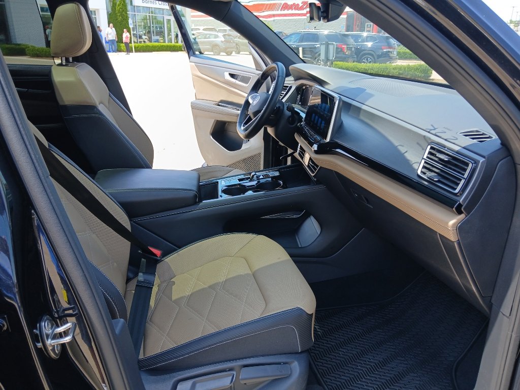Used 2025 Volkswagen Atlas Cross Sport SE w/ Panoramic Sunroof Package FWD image 42