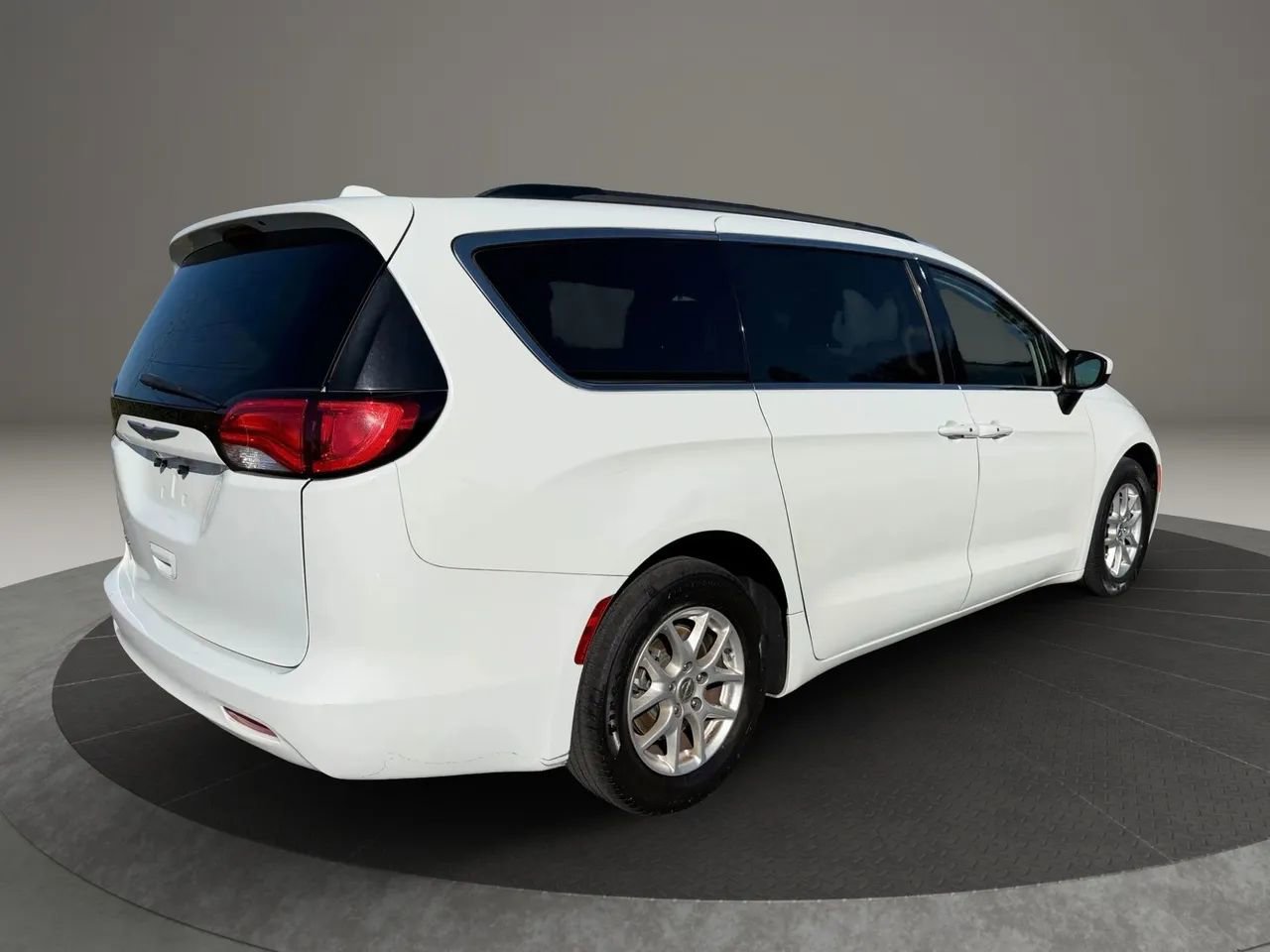 Used 2020 Chrysler Voyager Lxi FWD image 6