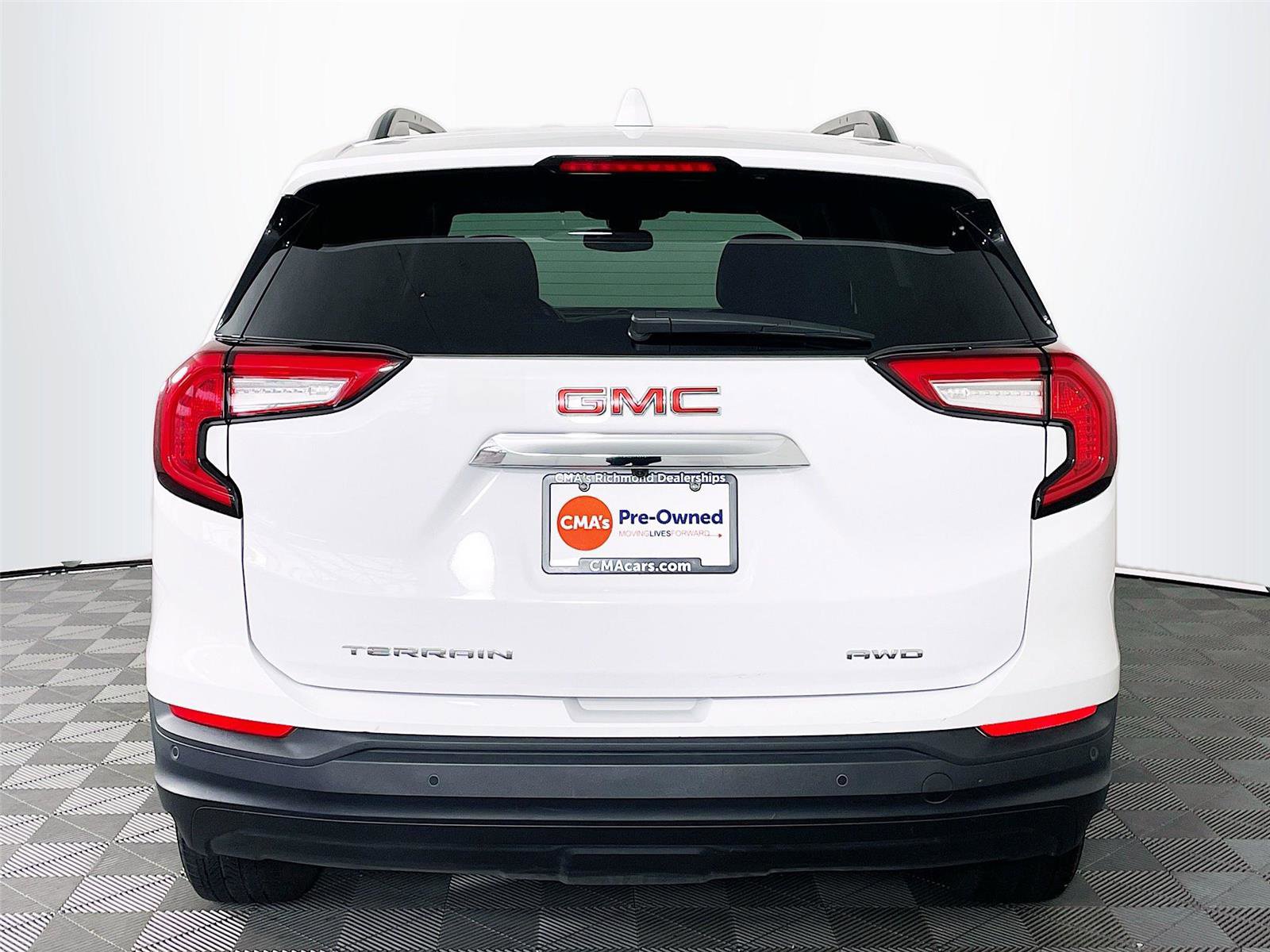 Used 2023 GMC Terrain SLE w/ Driver Convenience Package image 7