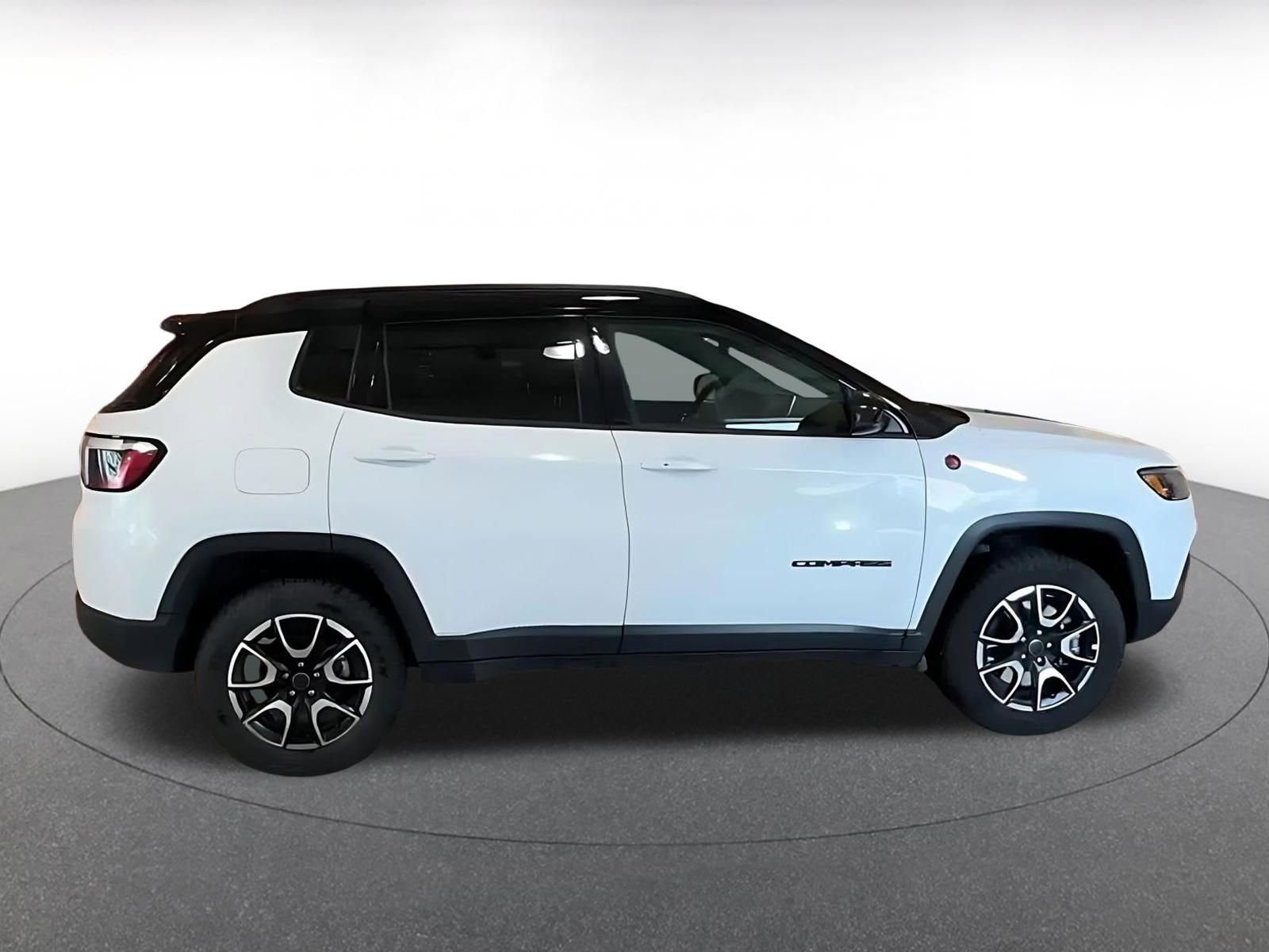 Used 2025 Jeep Compass Trailhawk AWD/4WD image 16