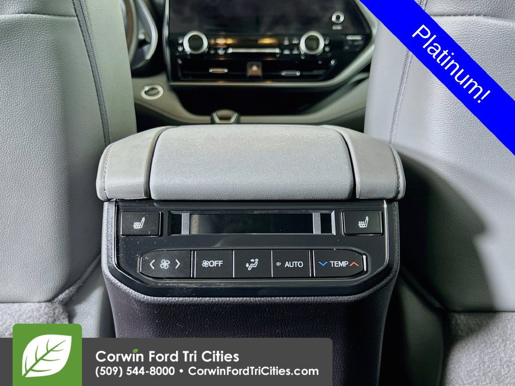 Used 2025 Toyota Highlander Platinum AWD/4WD image 30