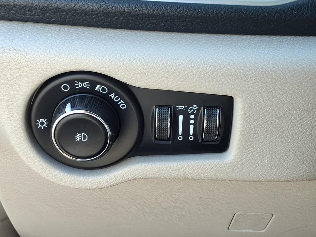 Used 2023 Chrysler Pacifica Limited FWD image 15