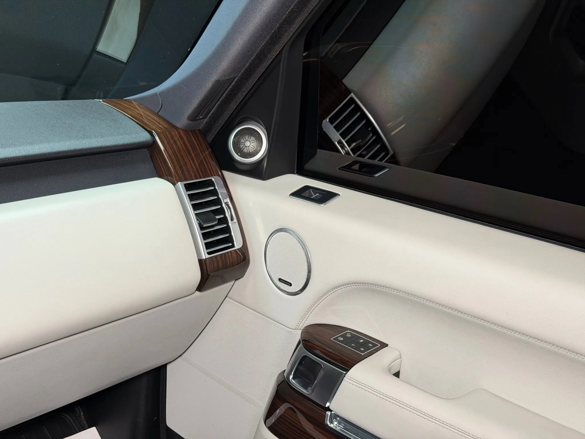 Used 2014 Land Rover Range Rover Supercharged image 27