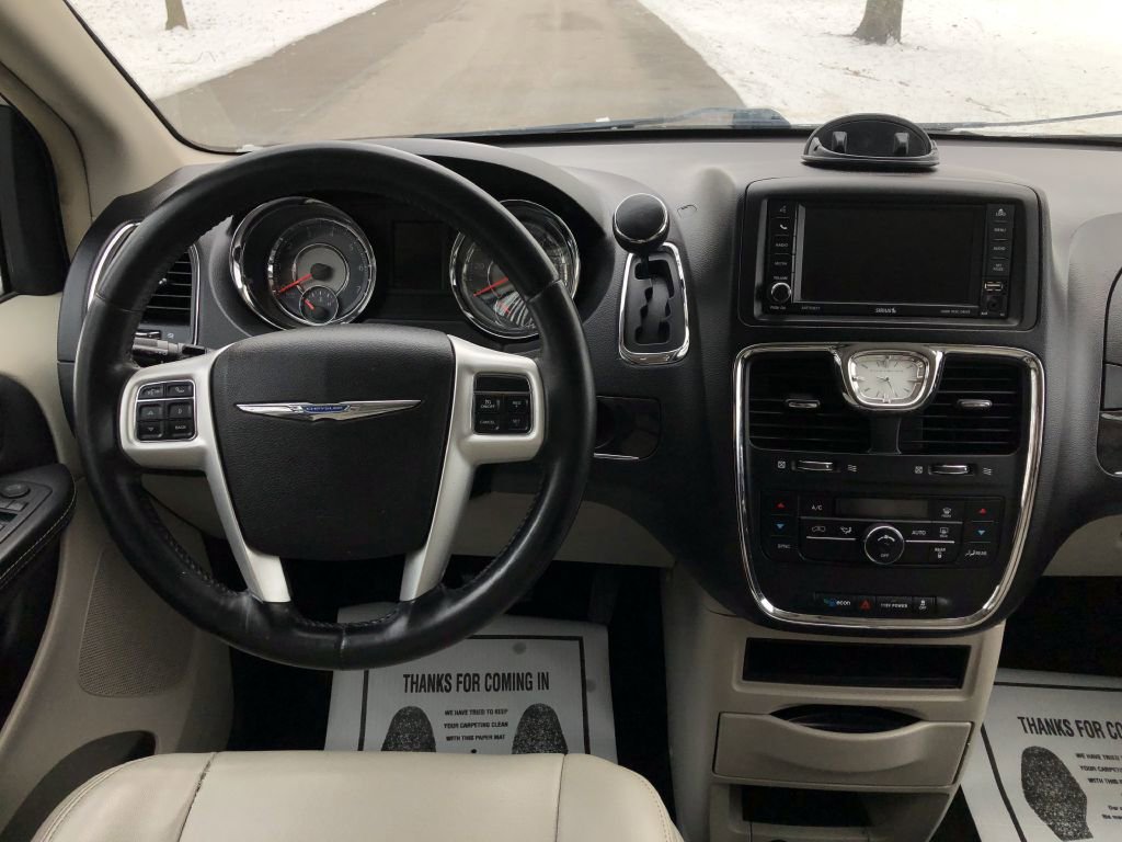 Used 2014 Chrysler Town & Country Touring image 14