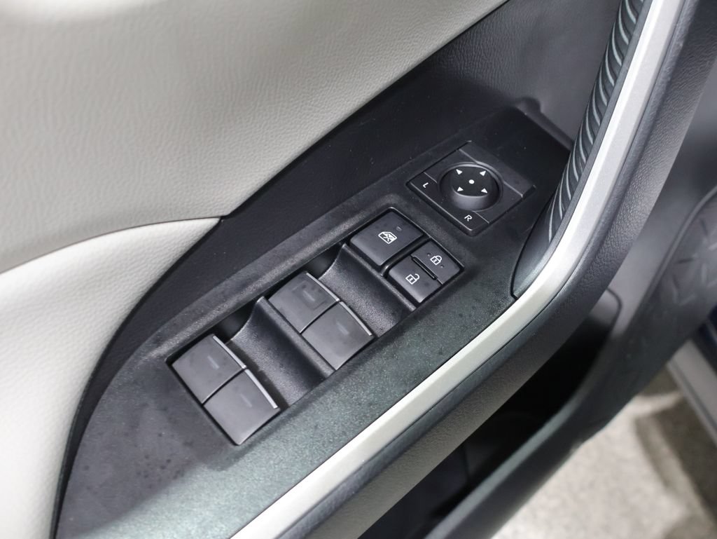 Used 2025 Toyota RAV4 XLE AWD/4WD image 14