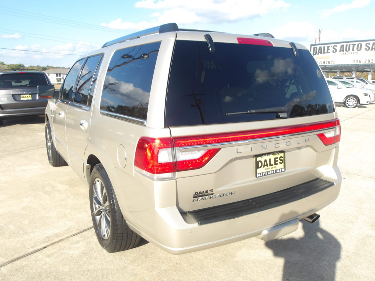 Used 2017 Lincoln Navigator Select image 14