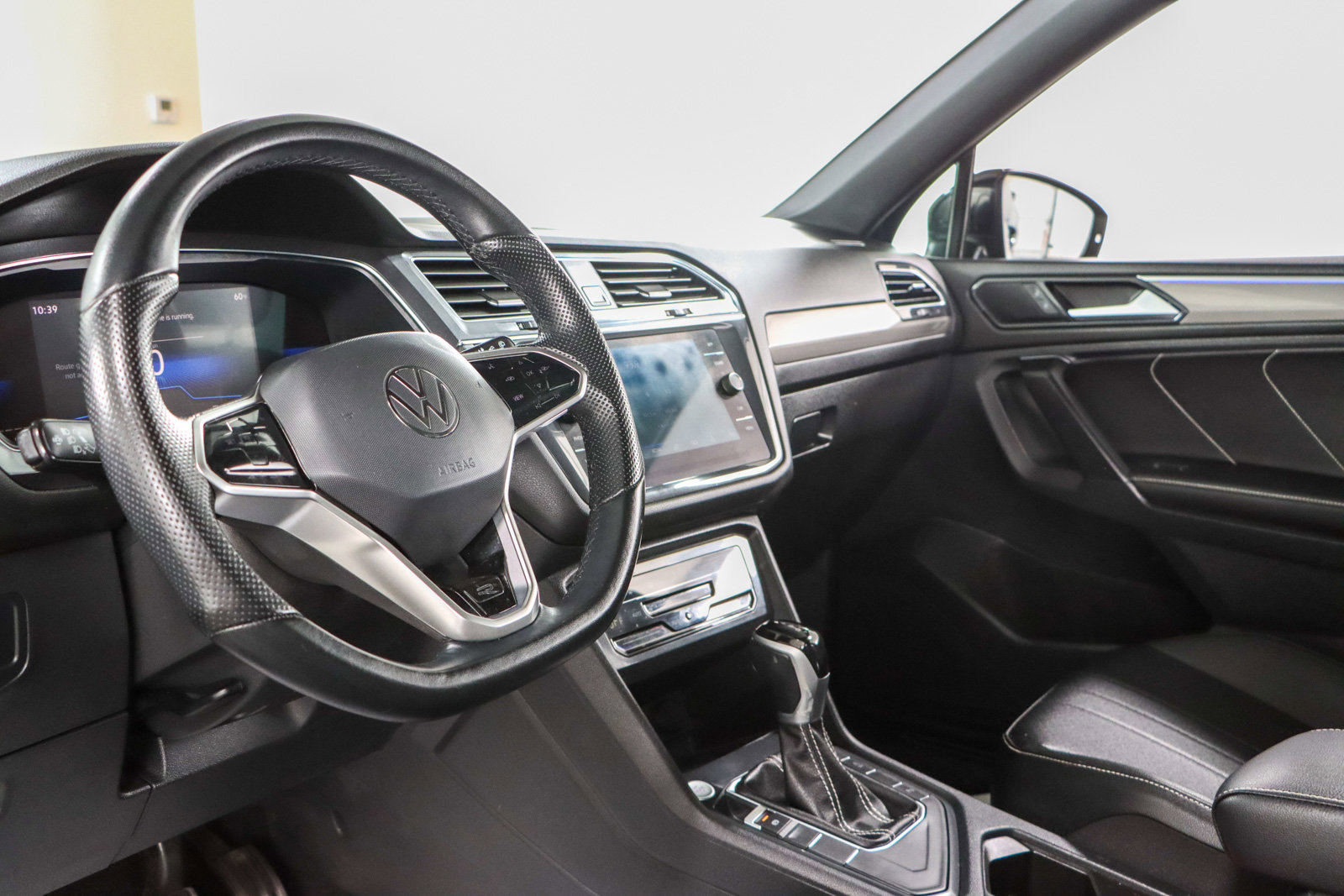 Used 2022 Volkswagen Tiguan SE R-Line image 22