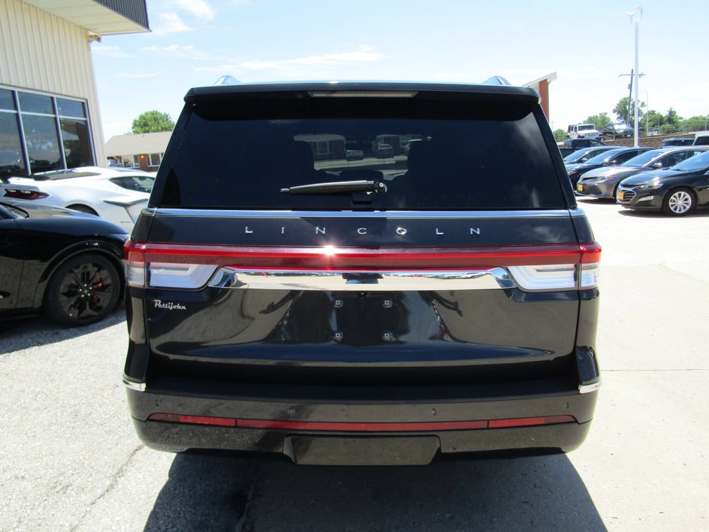 Used 2023 Lincoln Navigator Reserve AWD/4WD image 4