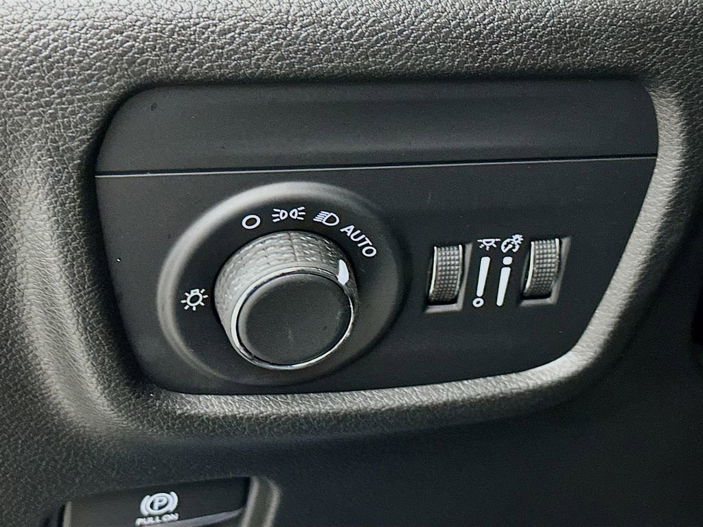 Certified 2024 Jeep Grand Cherokee Laredo w/ Luxury Tech Group I image 18