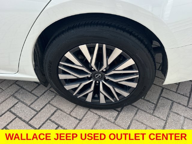 Used 2025 Nissan Altima 2.5 SV FWD image 11
