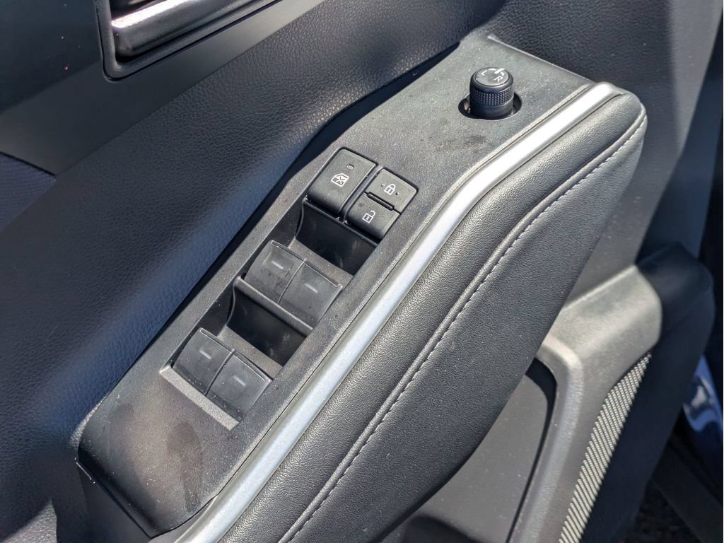 Used 2025 Toyota Highlander LE FWD image 12