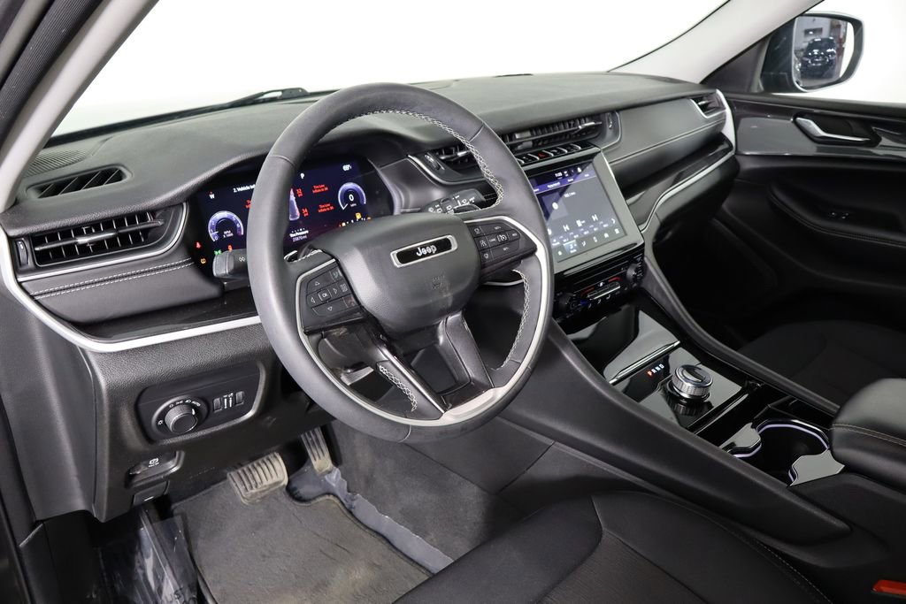 Used 2023 Jeep Grand Cherokee Laredo image 25