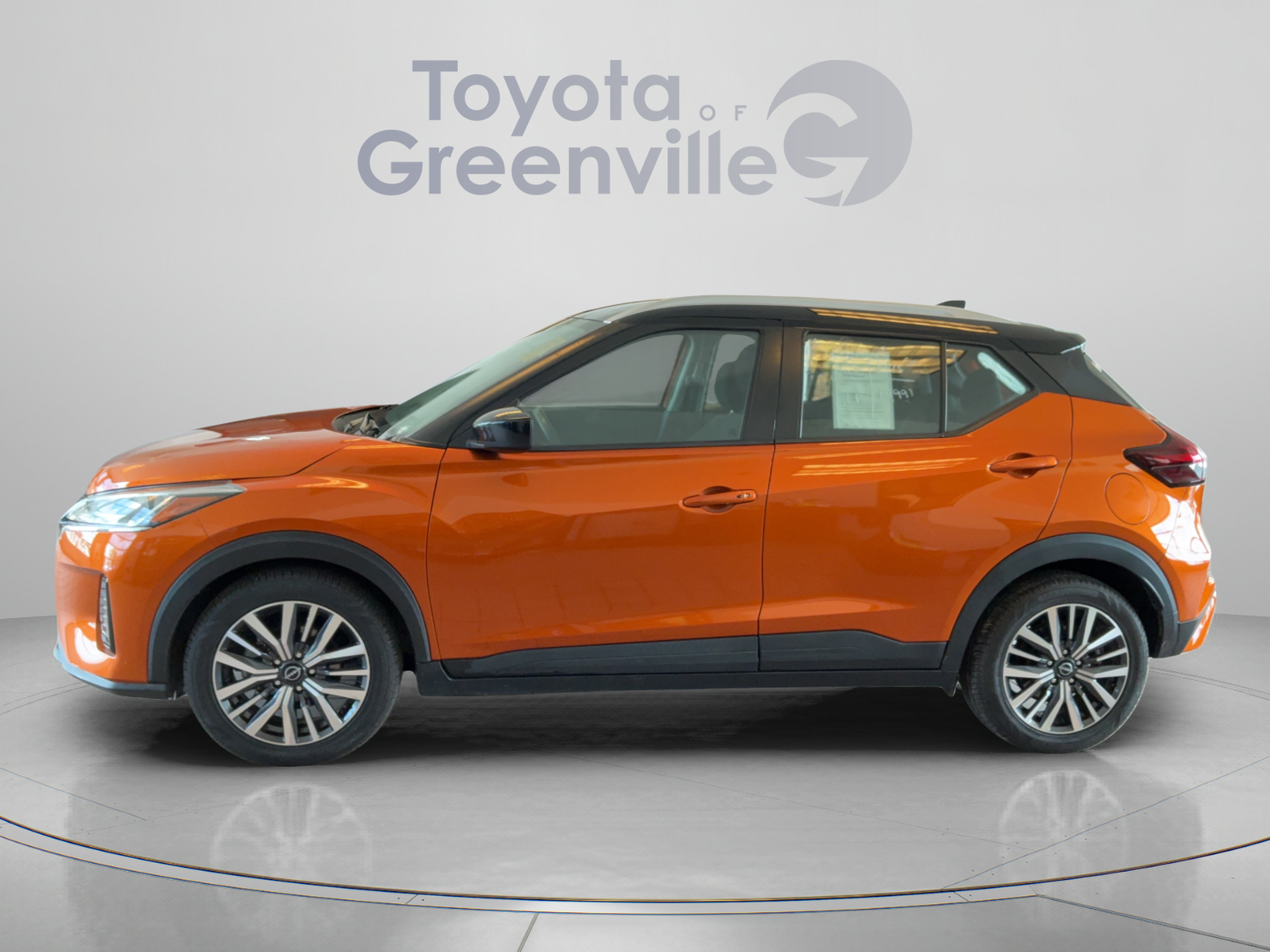 Used 2023 Nissan Kicks SV FWD image 2