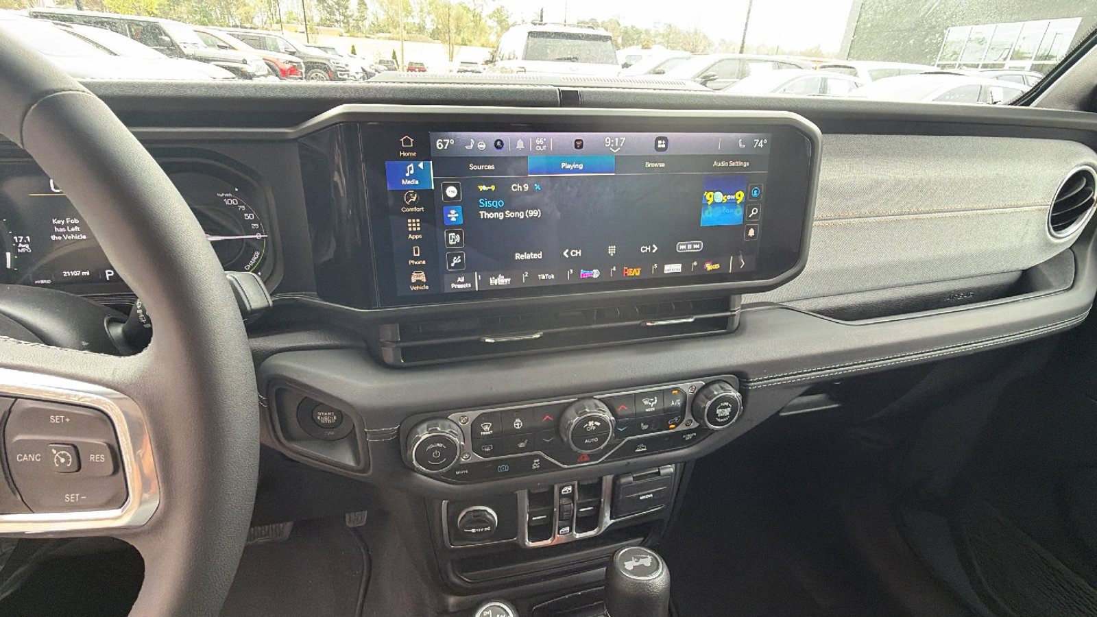 Used 2025 Jeep Wrangler Sahara image 31