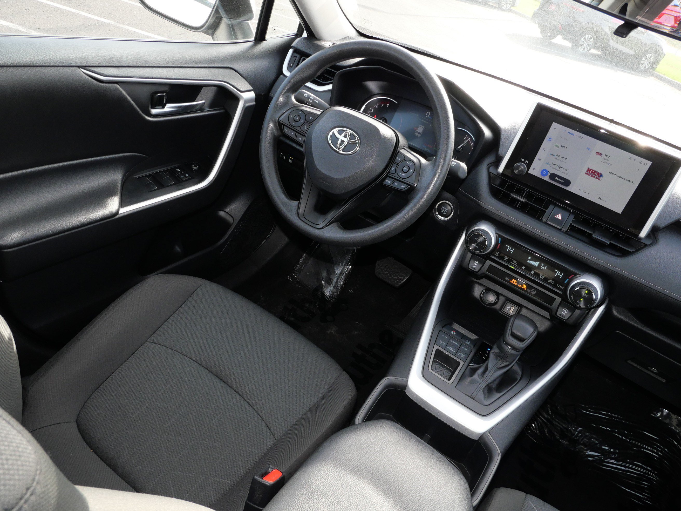 Used 2024 Toyota RAV4 XLE AWD/4WD image 9