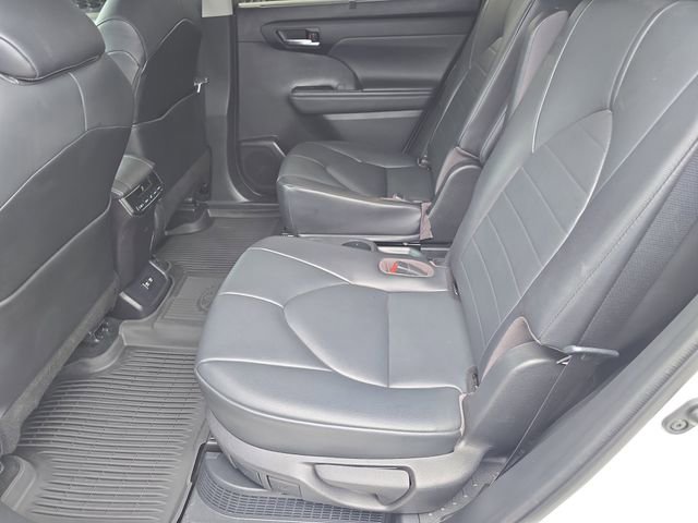 Used 2021 Toyota Highlander XLE image 17