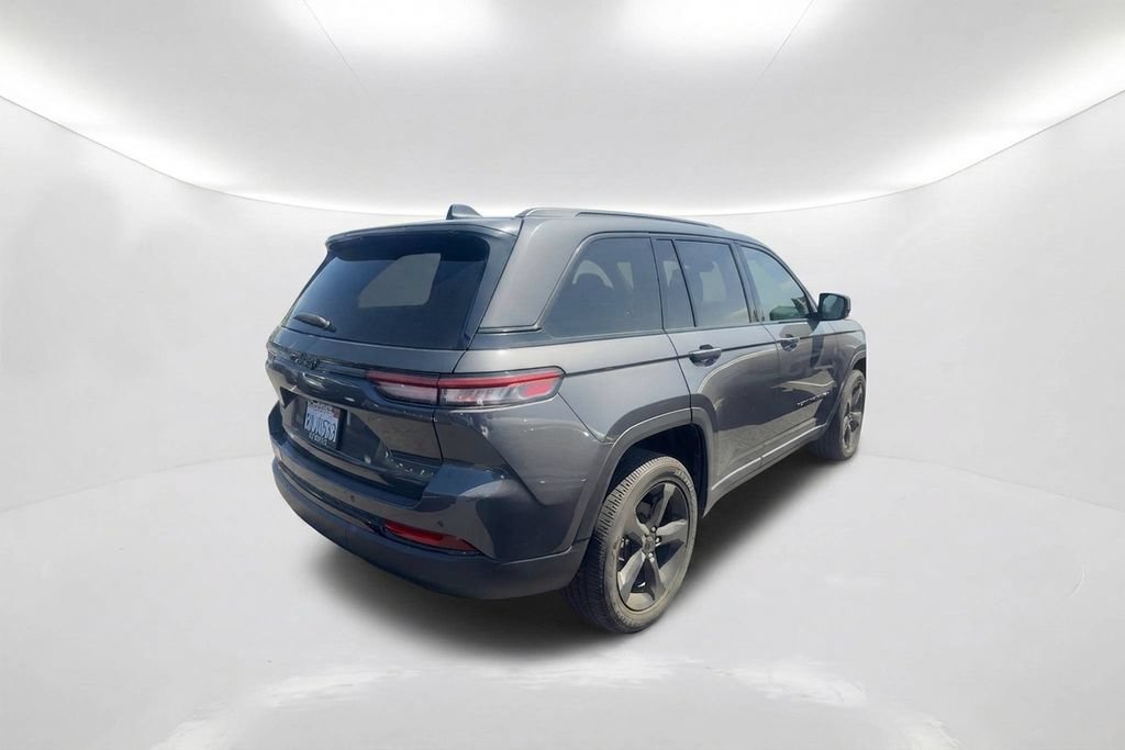 Used 2025 Jeep Grand Cherokee Altitude RWD image 6