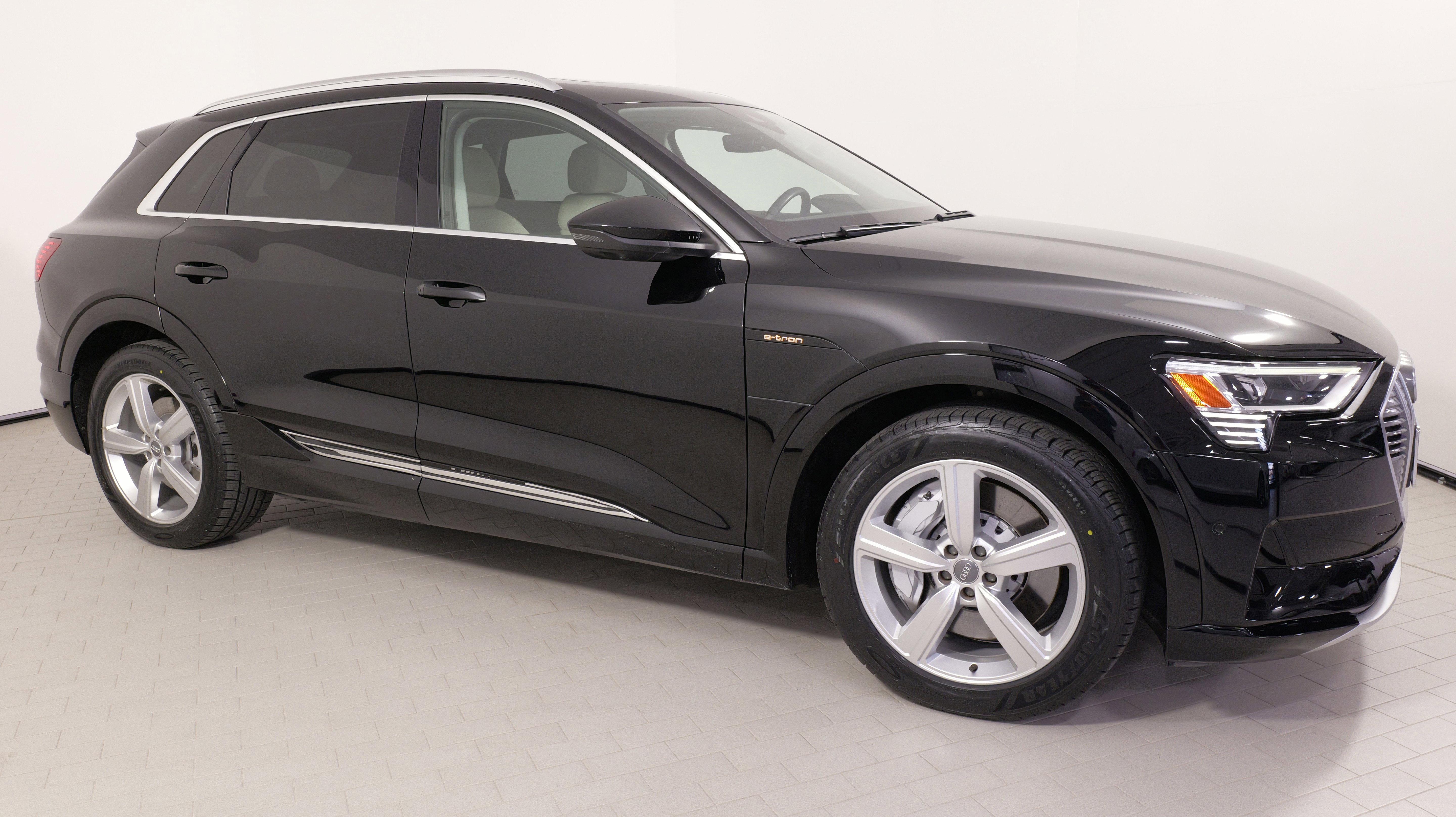 Used 2019 Audi e-tron Prestige w/ Prestige Package image 9