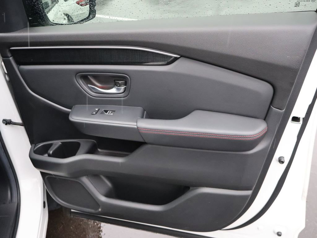 Certified 2025 Honda Pilot Black Edition image 11