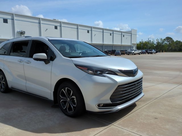 Used 2025 Toyota Sienna Platinum image 3