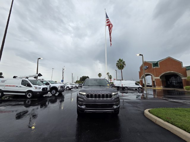 Used 2024 Jeep Wagoneer L Series III w/ Flexible Seating Group AWD/4WD image 3