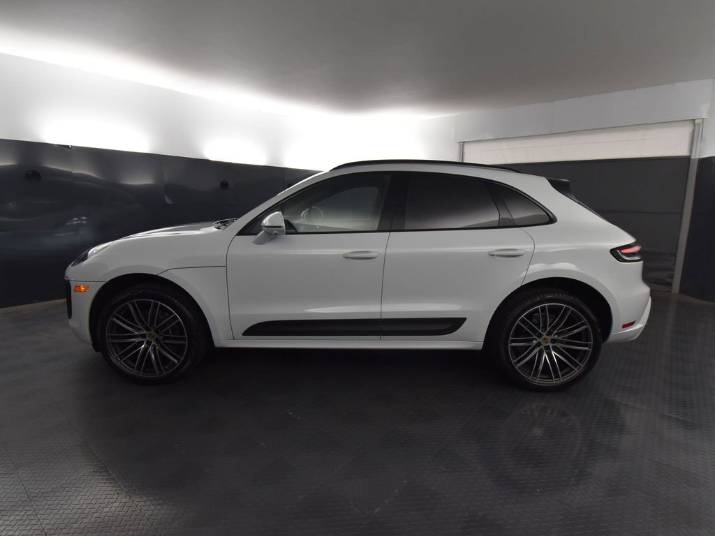 Used 2025 Porsche Macan AWD/4WD image 2