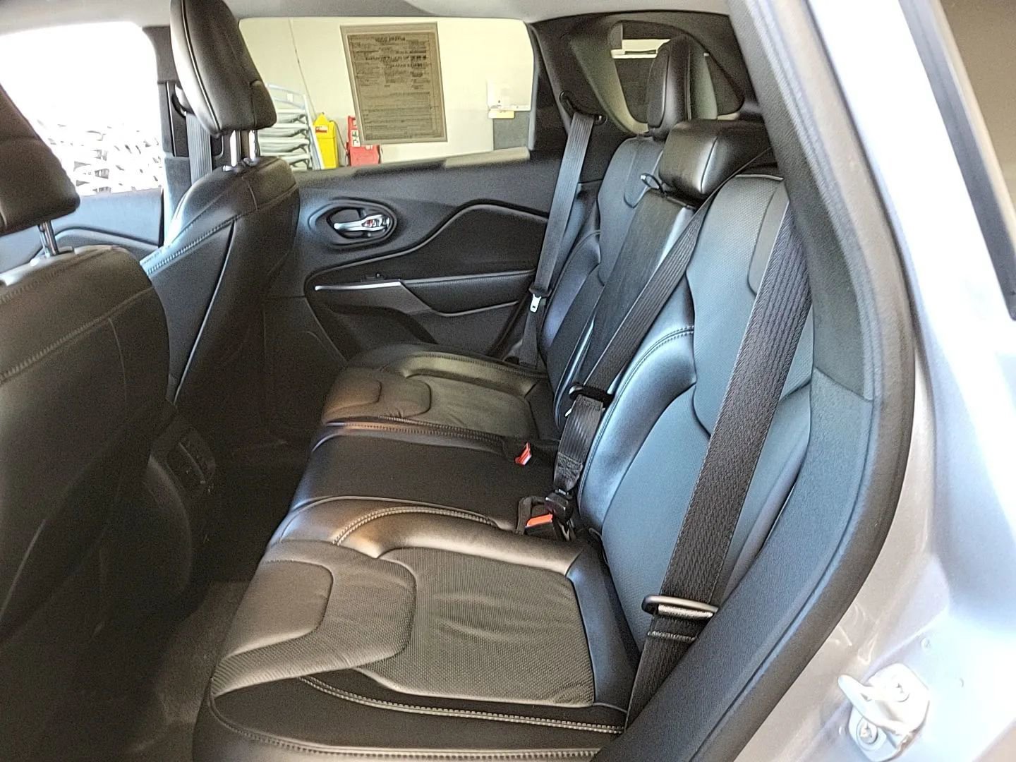 Used 2020 Jeep Cherokee Limited image 7