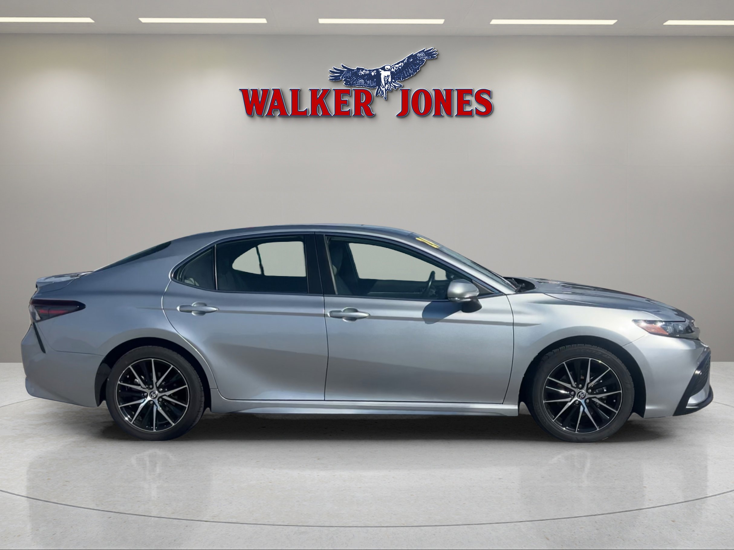 Used 2024 Toyota Camry SE image 2