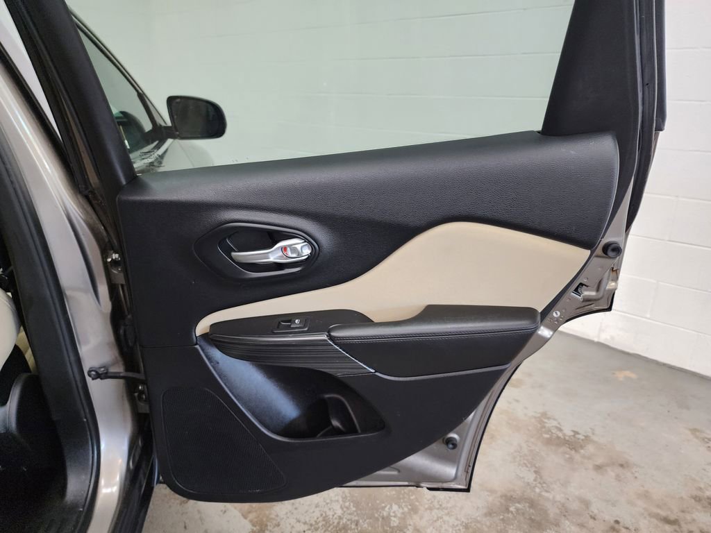 Used 2016 Jeep Cherokee Latitude w/ Safety/Convenience Group FWD image 28