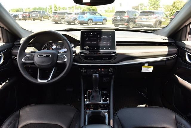 Used 2025 Jeep Compass Trailhawk AWD/4WD image 7