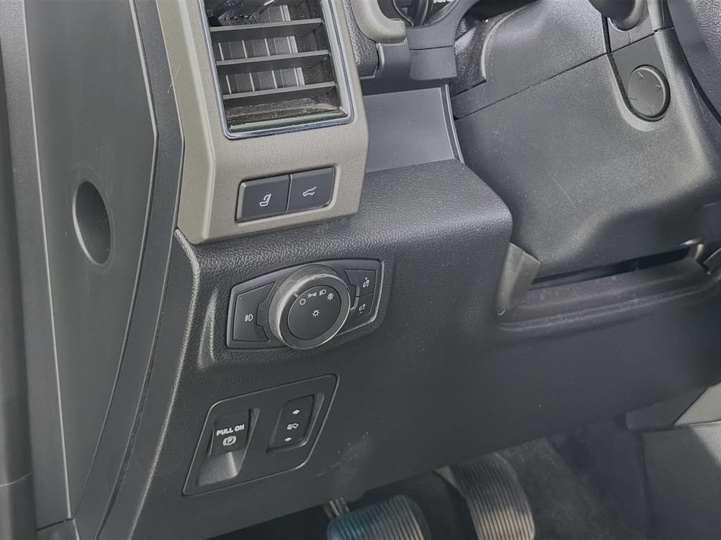 Used 2019 Ford Expedition XLT w/ Equipment Group 202A AWD/4WD image 12