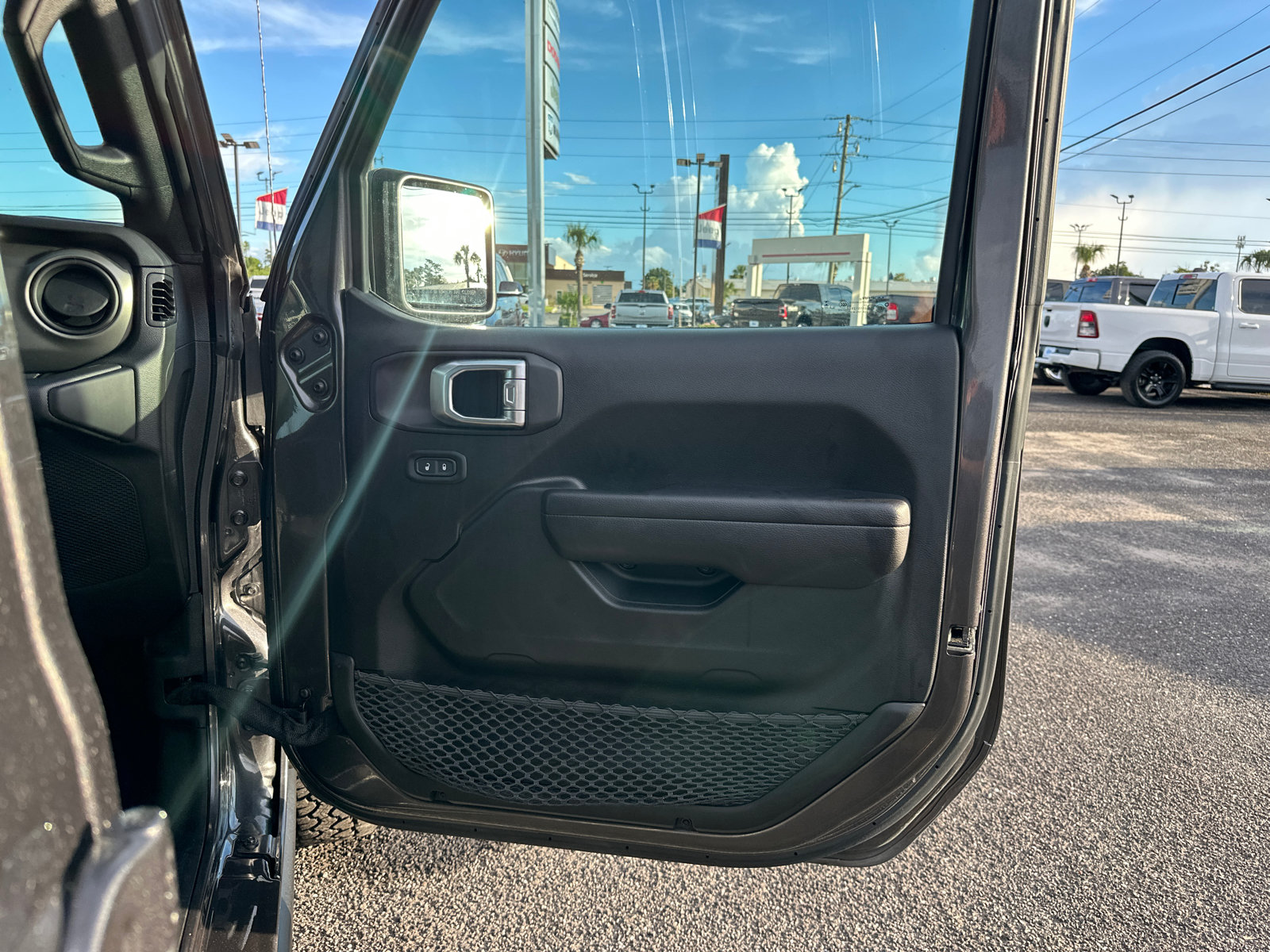 Used 2023 Jeep Gladiator Sport AWD/4WD image 17