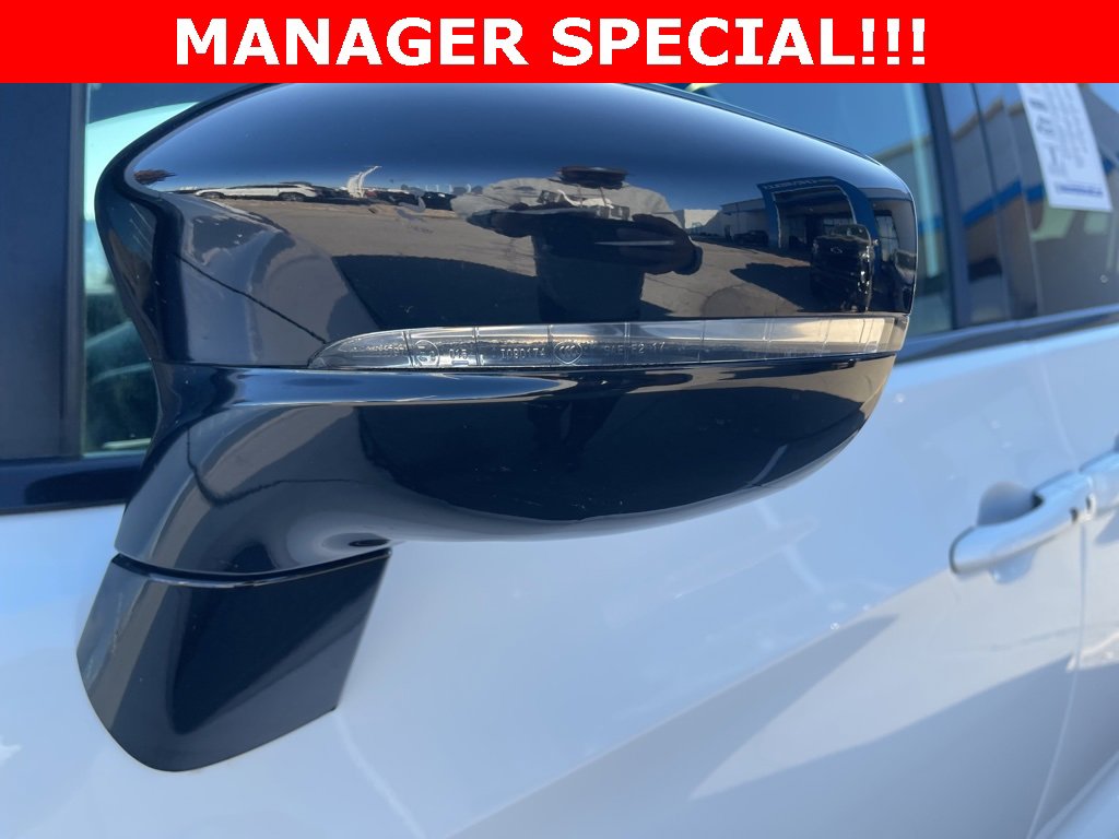 Used 2025 Chrysler Pacifica Limited image 10