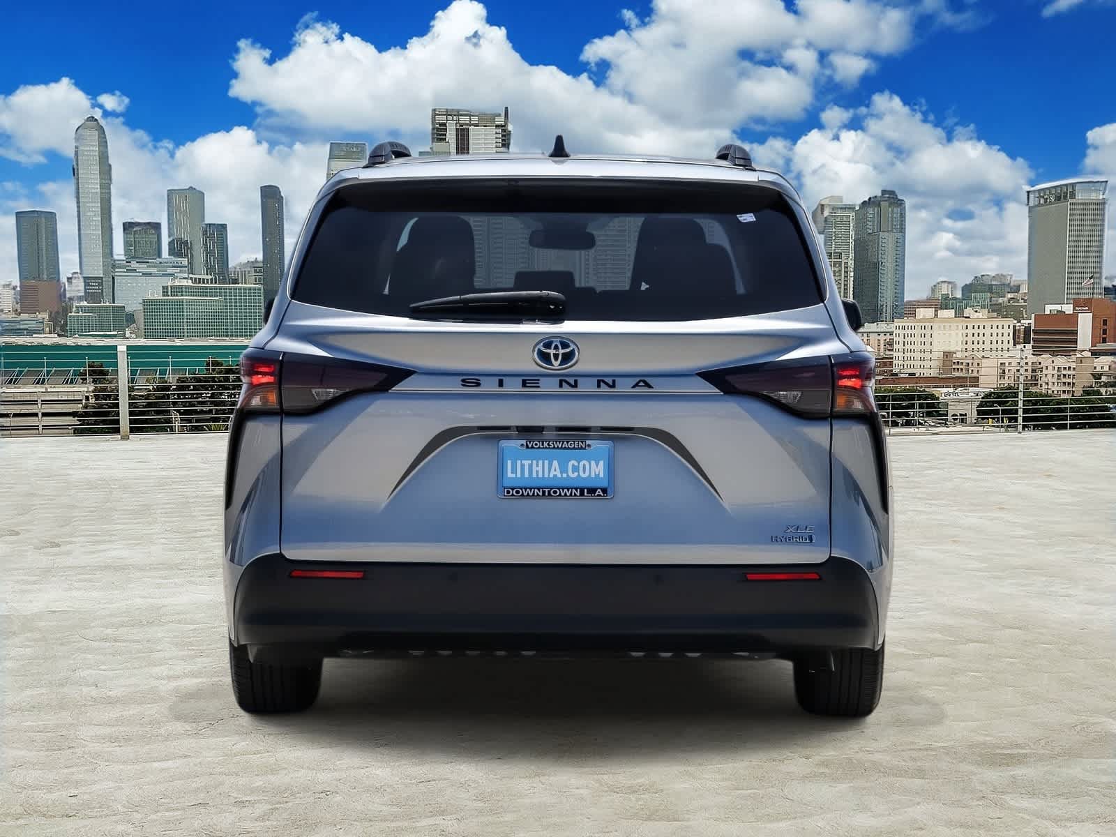 Used 2023 Toyota Sienna XLE w/ XLE Plus Package FWD image 5