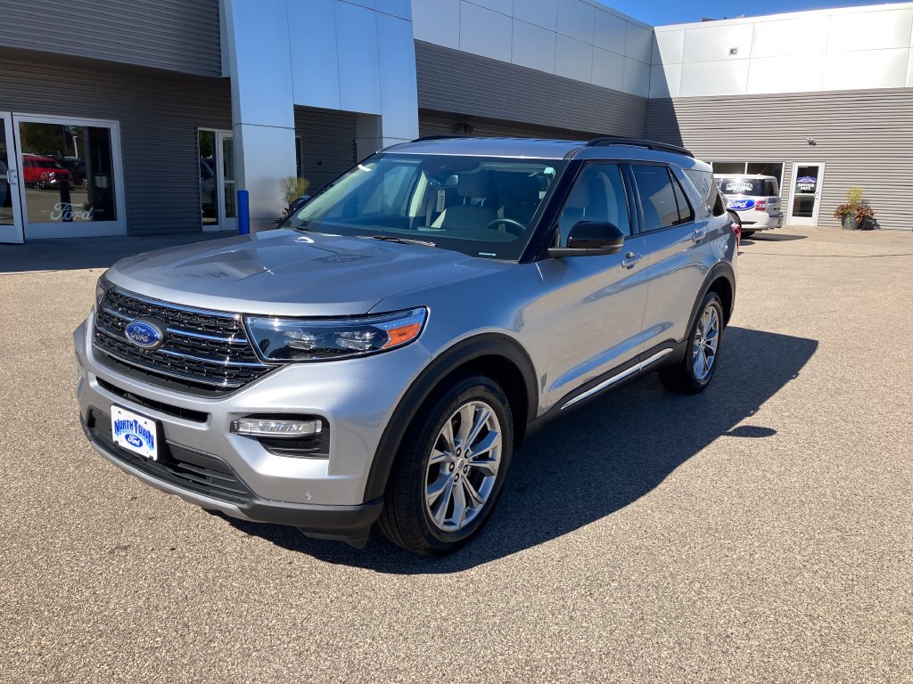 Used 2024 Ford Explorer XLT w/ Equipment Group 202A AWD/4WD image 4