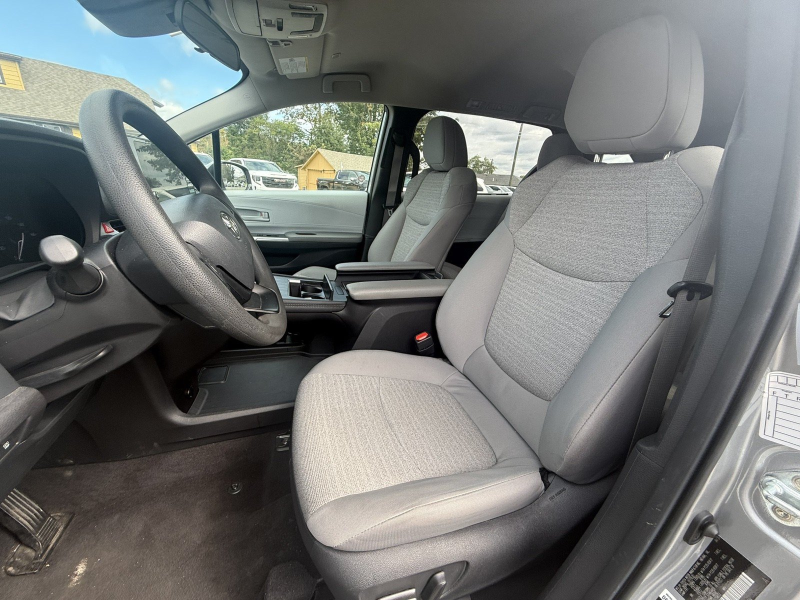Used 2025 Toyota Sienna LE FWD image 9